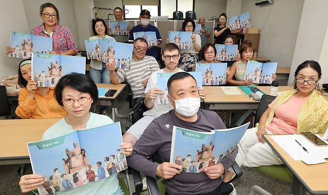 ▲ 11일 인천 남동구 한 아파트 관리사무실에서 영주귀국 사할린 한인들이 한글교재를 들어 보이고 있다. 남동구는 올해 사할린 한인 76명이 지역 임대주택에 입주하면서 새로 정착한 이들을 위해 두달간 한국어 교실 프로그램을 운영한다. /이재민 기자 leejm@incheonilbo.com