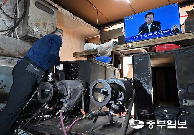 11일 오전 수원시 팔달구 못골시장에서 상인들이 이재명 대통령 취임 100일 기자회견 생중계를 시청하고 있다. 김경민기자