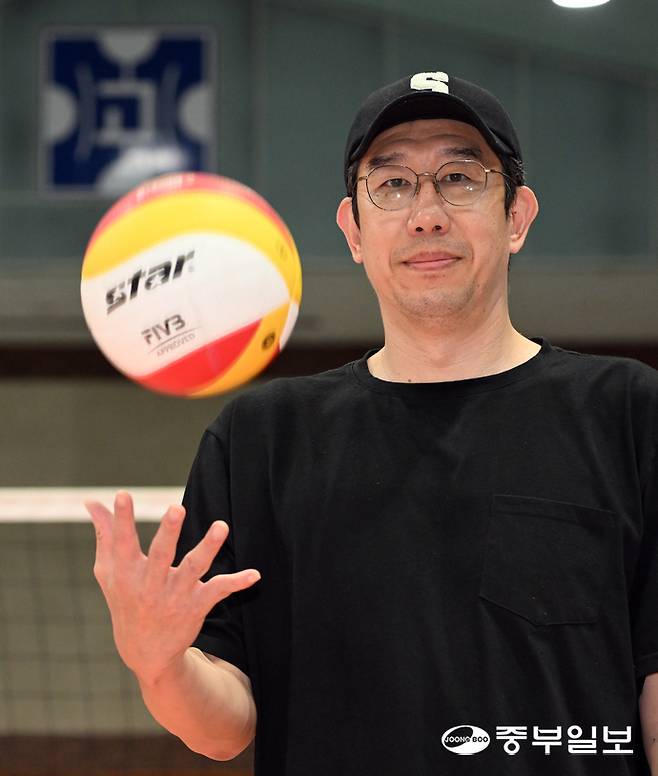 11일 수성고체육관에서 중부일보와 인터뷰에 앞서 포즈를 취하는 후인정 수성고 배구감독. 임채운기자