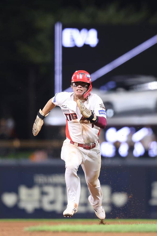 KIA 타이거즈 박찬호가 10일 광주 기아챔피언스 필드에서 열린 삼성과의 홈 경기에서 8회말 3루타를 때린 후 그라운드를 질주하고 있다. /사진=KIA 타이거즈 제공