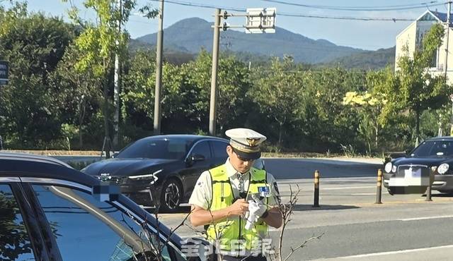 단속을 진행하고 있는 경찰관. 김문경 기자
