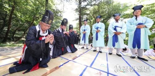 ◇강릉지역에 심각한 가뭄이 계속됨에 따라 조속히 비가 내려주기를 간절히 기원하는 마음을 담은 기우제(祈雨祭)가 지난달 23일 대관령산신당·대관령국사성황사에서 강릉단오제보존회 주관으로 초헌관 최종봉 강릉시번영회장, 아헌관 최종원 강릉시이통장연합회장, 종헌관 심오섭 강릉단오제보존회 전승교육사 등 관계자들이 참석한 가운데 봉행됐다. 기우제가 끝난 뒤에는 빈순애 무녀가 비가 내리길 기원하는 굿을 펼쳤다. 강릉=권태명기자