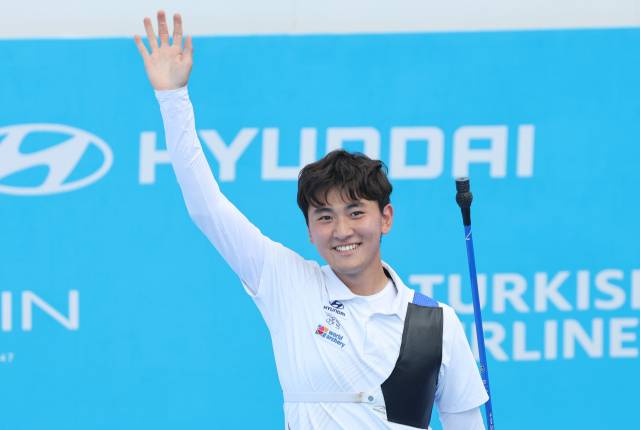 11일 광주 동구 국립아시아문화전당 5·18민주광장에서 열린 2025 세계양궁선수권대회 리커브 남자 개인 동메달 결정전에서 김제덕이 승리한 후 기뻐하고 있다. 연합뉴스