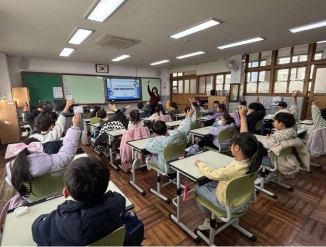 부산근현대역사관이 지난해 진행했던 찾아가는 역사 교육 수업 모습. 부산근현대역사관 제공