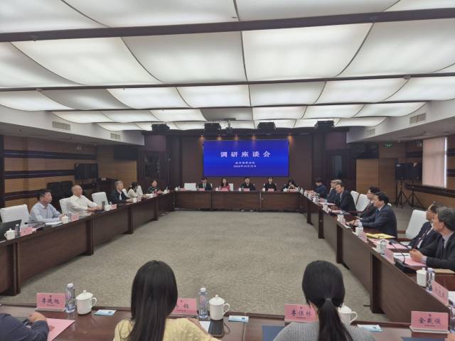 지난해 10월 한국해양대 교수와 학생 등이 중국 남경해사법원에 방문한 모습. 정영석 교수 제공