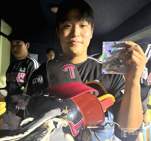 박관우가 스포츠춘추와 인터뷰하고 있다, '복숭아 도련님' 굿즈를 들고. (사진=스포츠춘추 황혜정 기자)