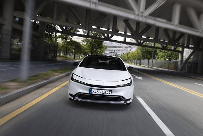 주행 중인 토요타 프리우스 AWD 전면. 사진=토요타코리아