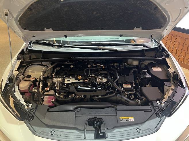 프리우스 AWD 엔진룸. 사진=이상진
