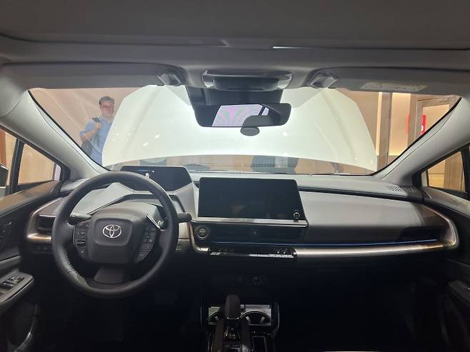 7인치 톱 마운트 계기판과 12.3인치 센터 디스플레이가 내장된 프리우스 AWD 내부. 사진=이상진