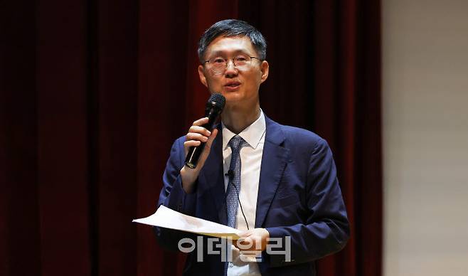 문형배 전 헌법재판소장 권한대행이 10일 서울 마포구 서강대학교에서 서강멘토링센터 ‘생각의 창’ 특강, ‘법률가의 길’을 주제로 특별 강연을 하고 있다. (사진=뉴시스)