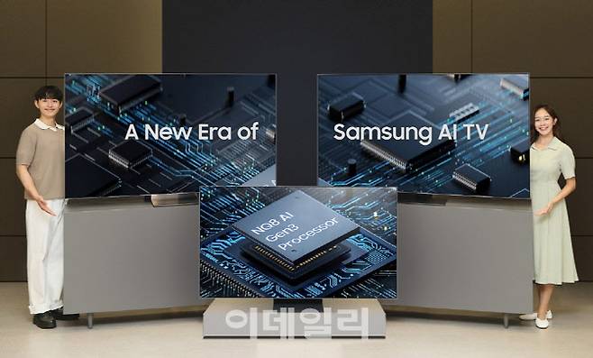 삼성전자 모델이 AI 기능 탑재된 초대형 프리미엄 TV 신제품(Neo QLED 8K, Neo QLED, 삼성 OLED)을 소개하고 있다.(사진=삼성전자)