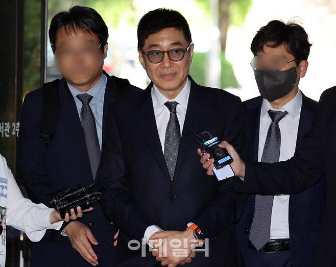 횡령·배임 의혹을 받는 이호진 전 태광그룹 회장이 지난해 5월 16일 특정경제범죄가중처벌 등에 관한 법률 위반(횡령) 등 혐의로 서울중앙지방법원에서 열린 구속 전 피의자 심문(영장실질심사)에 출석하고 있다. (사진=이데일리 방인권 기자)