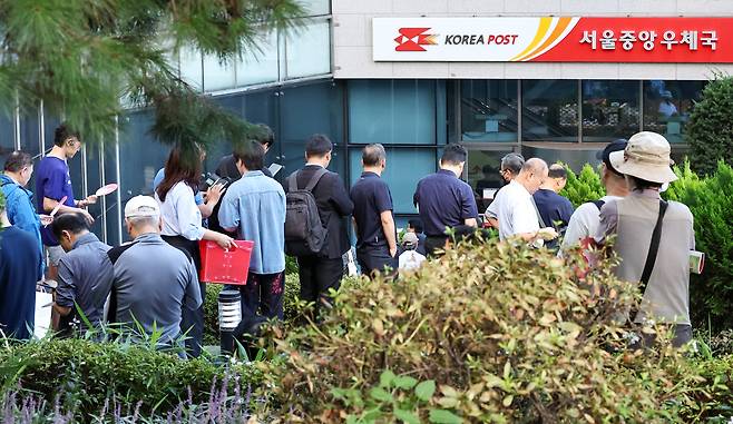 11일 오전 서울 중구 서울중앙우체국 앞에서 시민들이 이재명 대통령 취임 100일 기념 우표를 구입하기 위해 길게 줄을 서 우체국 영업 시작을 기다리고 있다. 2025.9.11/뉴스1 ⓒ News1 민경석 기자