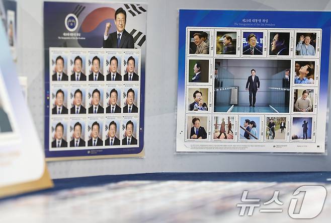 10일 서울 영등포구 여의도우체국 포스트타워에서 '제21대 대통령 취임' 기념우표가 공개되고 있다. 취임 기념우표는 오는 11일 전국 총괄우체국과 인터넷우체국 등에서 구매할 수 있다. 2025.9.10/뉴스1 ⓒ News1 김도우 기자