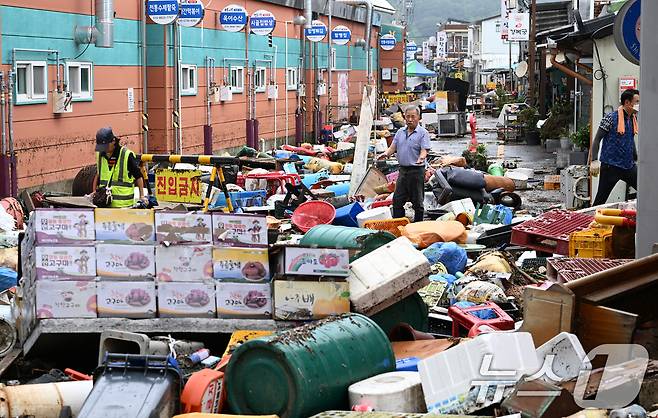 11일 보험업계에 따르면 KB손해보험이 다음달 '전통시장 날씨 피해 보상보험'을 출시한다. 사진은 전남 함평군 함평읍 천지전통시장에서 상인들이 폭우에 떠내려 온 각종 폐기물과 침수피해 입은 가재도구를 정리하고 있다. 2025.8.4/뉴스1 ⓒ News1 김태성 기자