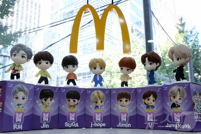 맥도날드가 방탄소년단(BTS) 캐릭터 '타이니탄' 해피밀 토이를 한정 수량으로 선보인다고 밝힌 11일 서울 시내의 한 맥도날드 매장에서 타이니탄 토이가 공개되고 있다.  2025.9.11/뉴스1 ⓒ News1 박정호 기자