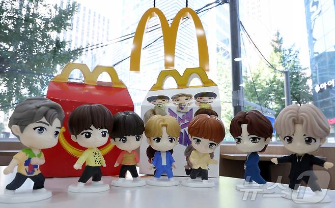 맥도날드가 방탄소년단(BTS) 캐릭터 '타이니탄' 해피밀 토이를 한정 수량으로 선보인다고 밝힌 11일 서울 시내의 한 맥도날드 매장에서 타이니탄 토이가 공개되고 있다.  2025.9.11/뉴스1 ⓒ News1 박정호 기자