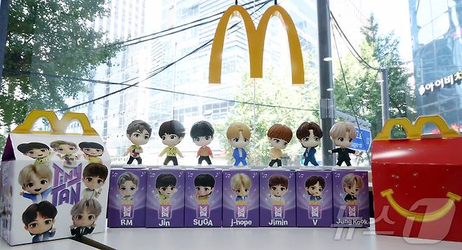 맥도날드가 방탄소년단(BTS) 캐릭터 '타이니탄' 해피밀 토이를 한정 수량으로 선보인다고 밝힌 11일 서울 시내의 한 맥도날드 매장에서 타이니탄 토이가 공개되고 있다.  2025.9.11/뉴스1 ⓒ News1 박정호 기자