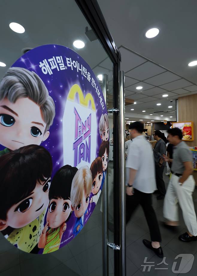 맥도날드가 방탄소년단(BTS) 캐릭터 '타이니탄' 해피밀 토이를 한정 수량으로 선보인다고 밝힌 11일 서울 시내의 한 맥도날드 매장 출입문에 관련 포스터가 붙어 있다.  2025.9.11/뉴스1 ⓒ News1 박정호 기자