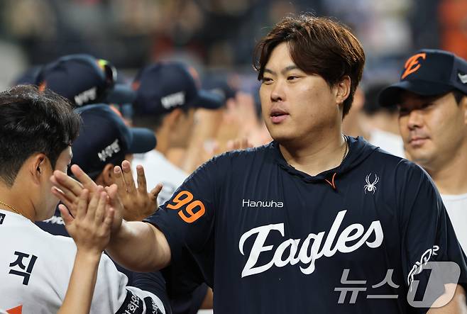 2일 대전 한화생명 볼파크에서 열린 프로야구 '2025 신한 SOL뱅크 KBO 리그' 기아 타이거즈와 한화 이글스 경기에서 3:21로 한화가 승리하자 선발투수 류현진이 하이파이브를 하고 있다. 2025.9.2/뉴스1 ⓒ News1 김기태 기자