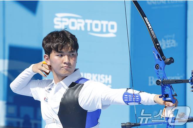 김제덕(예천군청)이 11일 광주 5.18민주광장 특설경기장에서 열린 2025 광주 세계양궁선수권대회 리커브 남자 개인전 16강전에서 활을 쏘고 있다. 김제덕은 일본 카와타 유키에게 승리해 8강에 진출했다. 2025.9.11/뉴스1 ⓒ News1 김태성 기자
