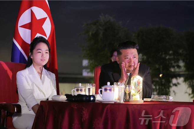 (평양 노동신문=뉴스1) = 김정은 북한 노동당 총비서와 딸 주애. [국내에서만 사용가능. 재배포 금지. DB 금지. For Use Only in the Republic of Korea. Redistribution Prohibited] rodongphoto@news1.kr