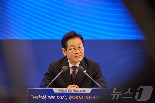 이재명 대통령이 지난 10일 서울 마포구 프론트원에서 열린 국민성장펀드 보고대회에서 참석자들의 발언을 듣고 있다. (이재명 대통령 SNS. 재판매 및 DB 금지) 2025.9.11/뉴스1 ⓒ News1 허경 기자