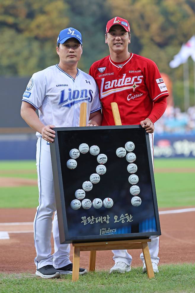 삼성 라이온즈 투수 오승환(왼쪽)이 11일 대구 삼성라이온즈파크에서 열린 KBO리그 SSG 랜더스와 홈 경기를 앞두고 김광현으로부터 은퇴 투어 선물을 받았다. (삼성 라이온즈 제공)