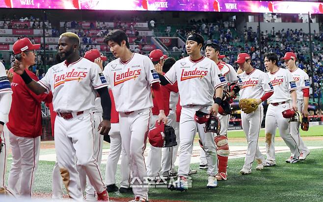 SSG 선수들이 6일 인천 SSG랜더스필드에서 열린 2025 KBO리그 삼성과 경기에서 5-4로 승리한 뒤 코칭스태프와 하이파이브를 나누고 있다. 문학 | 박진업 기자 upandup@sportsseoul.com