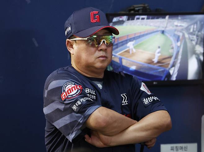 김태형 감독이 더그아웃에 있는 선수들을 살펴보고 있다. 사진 | 연합뉴스