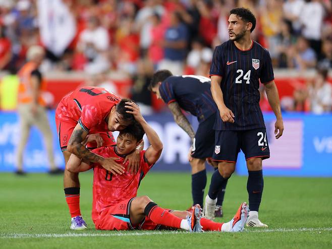 7일 미국전에서 동료 미드필더 백승호와 포옹을 나누는 모습. AFP연합뉴스