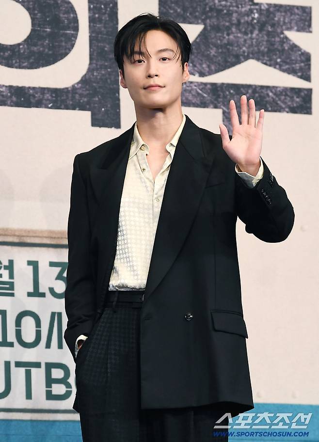 JTBC 토일드라마 '백번의 추억' 제작발표회가 11일 오후 서울 구로구 더링크호텔에서 열렸다. 배우 허남준이 포즈 취하고 있다.
'백번의 추억'은 1980년대 100번 버스 안내양 영례와 종희의 빛나는 우정과 운명적 남자 재필을 둘러싼 애틋한 첫사랑을 그린 청춘 멜로 드라마다. 김다미 신예은 허남준 주연. 양희승 극본, 김상호 연출. 13일 밤 첫 방송된다. 정재근 기자 cjg@sportschosun.com/2025.9.11/