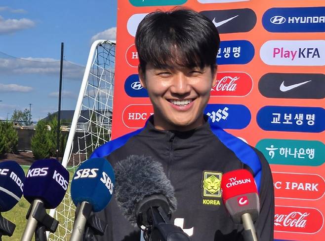 대표팀 훈련장에서 인터뷰하는 설영우

    (내슈빌[미국 테네시주]=연합뉴스) 최송아 기자 = 한국 축구대표팀 설영우가 8일(한국시간) 미국 테네시주 내슈빌의 대표팀 훈련장에서 인터뷰를 하고 있다. 2025.9.8