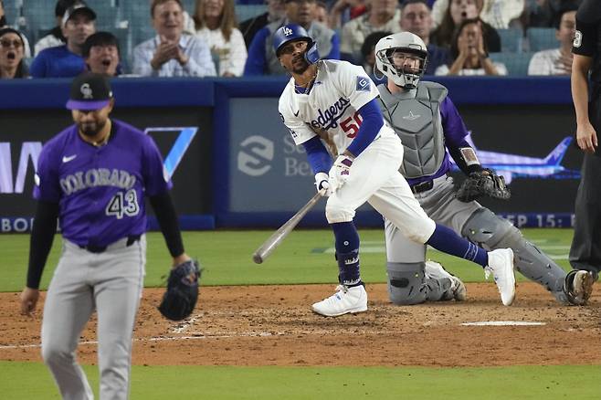 LA 다저스 무키 베츠가 11일(한국시각) 다저스타디움에서 열린 콜로라도 로키스전에서 8회말 좌중월 그랜드슬램을 터뜨리고 있다. AP연합뉴스