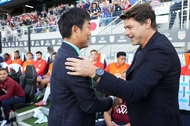 모리야스 하지메 일본 축구대표팀 감독이 마우리시오 포체티노 미국 대표팀 감독과 인사를 나누고 있다. AFP연합뉴스