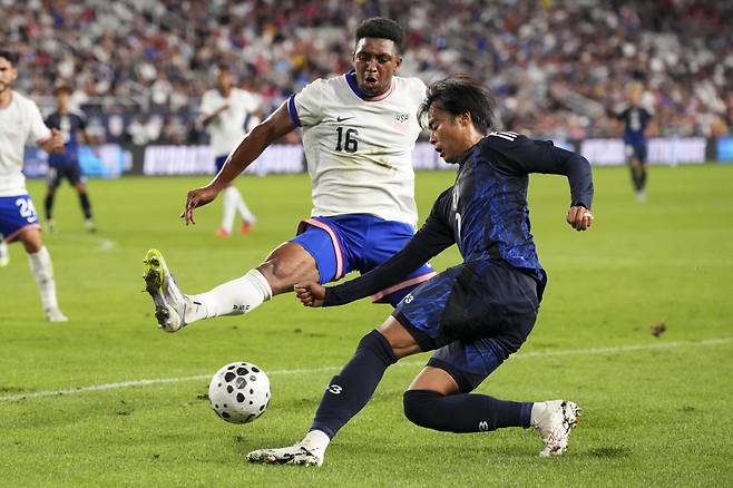 10일 미국과의 A매치 친선경기에서 크로스를 시도하는 미토마 가오루. AP연합뉴스