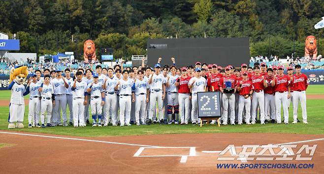11일 대구 라이온즈파크에서 열린 삼성 라이온즈와 SSG 랜더스의 경기를 앞두고 오승환 은퇴 투어가 진행됐다. 오승환이 기념촬영을 하고 있다. 대구=박재만 기자 pjm@sportschosun.com/2025.09.11/