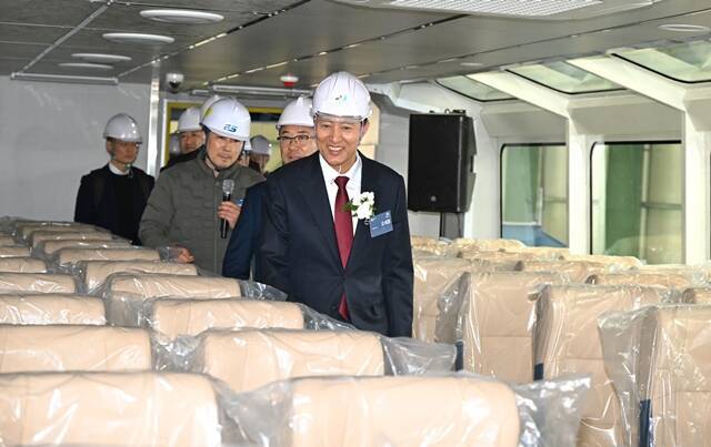 지난해 11월 25일 경남 사천 은성중공업 공장을 찾은 오세훈 서울시장이 건조 중인 한강버스에 탑승해 내부를 둘러보고 있다. /서울시