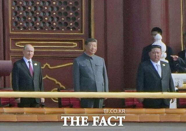 북한은 중국 전승절 80주년 열병식에 참석해 북중러 연대를 과시하고, 이를 계기로 가진 북중 정상회담 발표문에 '비핵화'를 제외하는 외교적 성과를 거뒀다는 평가다. (왼쪽부터) 푸틴 대통령, 시 주석, 김 위원장이 지난 3일 중국 베이징 톈안먼 광장에서 개최된 전승절 열병식에 참석한 모습. /베이징=AP. 뉴시스