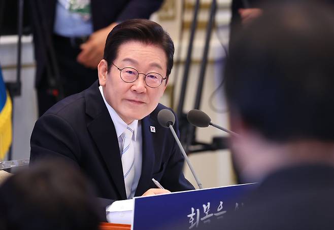 이재명 대통령이 11일 청와대 영빈관에서 열린 취임 100일 기자회견 '회복을 위한 100일, 미래를 위한 성장'에서 취재진의 질문을 받고 있다./연합뉴스