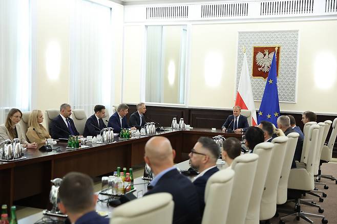 도날드 투스크 폴란드 총리(가운데)가 2025년 9월 10일 러시아 무인기가 폴란드 영공을 침범한 후 바르샤바에서 긴급 회의를 주재하고 있다. /연합뉴스