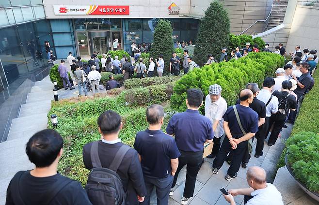11일 서울 중구 서울중앙우체국 앞에 이재명 대통령 취임 100일 기념우표를 사려는 시민들이 줄을 서고 있다. /연합뉴스
