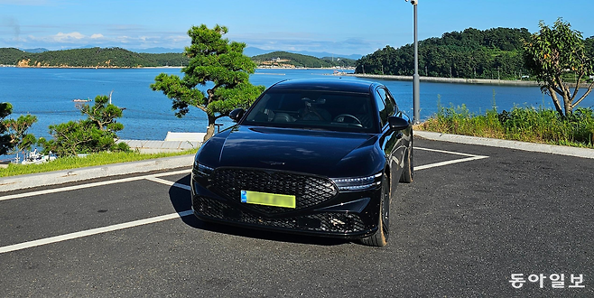 지난달 15일 충남 보령시의 한 해변가에서 폭우가 그친 뒤 맑게 갠 하늘 아래 푸른 바다를 배경으로 제네시스 G90이 서 있다. 보령=김재형 기자 monami@donga.com