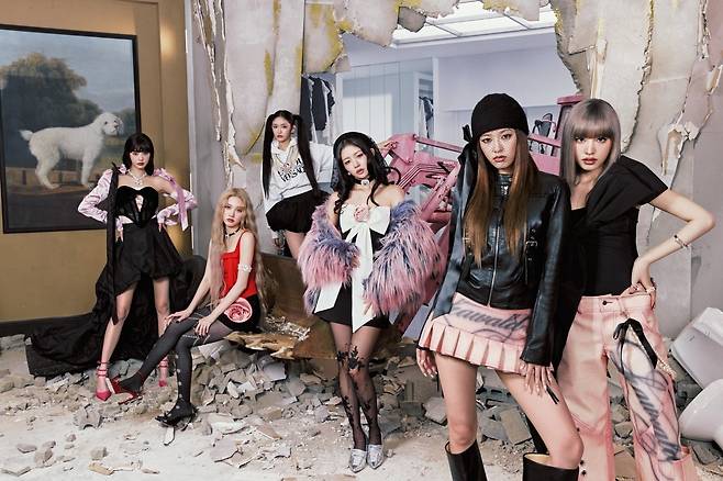 클래식 힙합 사운드와 절제된 보컬이 두드러지는 신곡 ‘XOXZ’로 컴백한 걸그룹 아이브. 스타쉽엔터테인먼트 제공