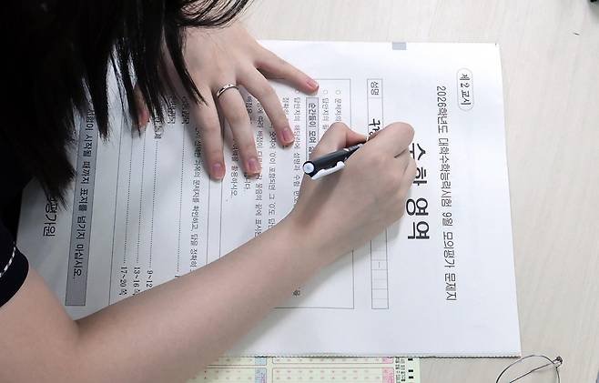 2026학년도 대학수학능력시험 9월 모의평가가 실시된 3일 부산 금정구 부산대사범대학부설고등학교 3학년 교실에서 수험생들이 교부받은 문답지에 이름 등을 작성하고 있다. 2025.09.03 뉴시스