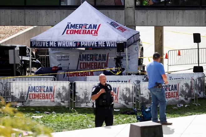 10일(현지시간) 미국 유타주 오렘의 유타 벨리 대학에서 현지 경찰들이 미국 우파 단체 ‘터닝포인트 USA’의 찰스 커크 공동 설립자가 총격을 당했던 천막 주변을 통제하고 있다.로이터연합뉴스