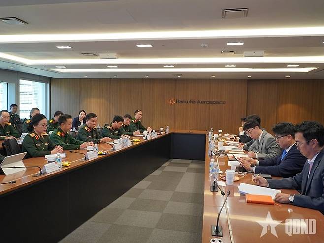 한화 대표단(오른쪽)이 10일 서울 한화에어로스페이스 본사에서 베트남 국방부 대표단과 협력 강화에 대해 논의하고 있다. 베트남 국방부 제공