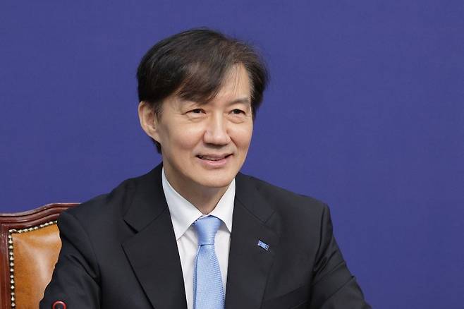 조국 조국혁신당 혁신정책연구원장이 지난 1일 오전 서울 여의도 국회에서 열린 조국혁신당 최고위원회의에서 미소짓고 있다. 뉴스1