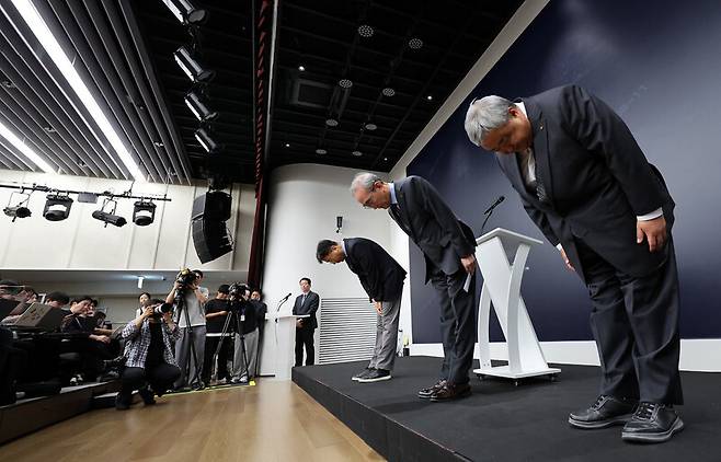 케이티(KT) 김영섭 사장을 비롯한 임직원들이 11일 서울 종로구 KT 광화문빌딩 웨스트 사옥에서 최근 발생한 소액결제 피해와 관련해 고개 숙여 사과하고 있다. 연합뉴스