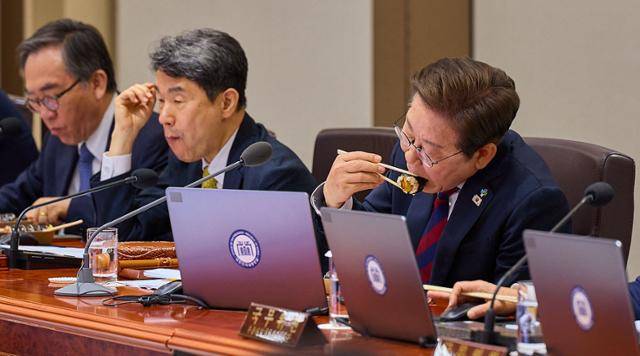 이재명 대통령이 6월 5일 서울 용산 대통령실 국무회의실에서 김밥을 먹으며 국무회의를 하고 있다. 대통령실 제공